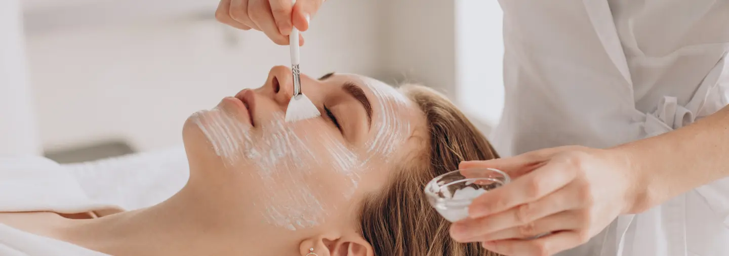 Tratamiento facial aplicando mascarilla con pincel
